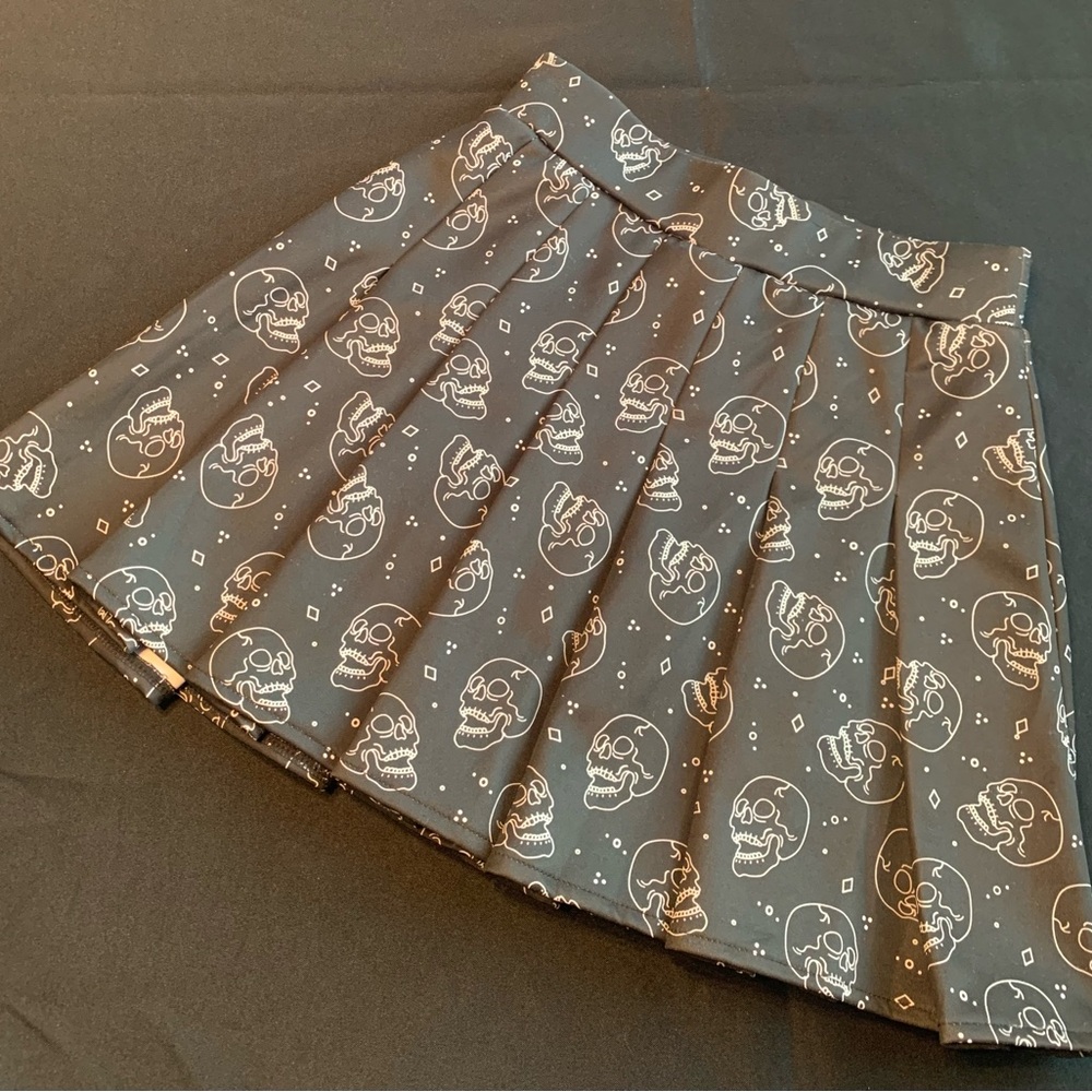 Black w white skulls skirt small
